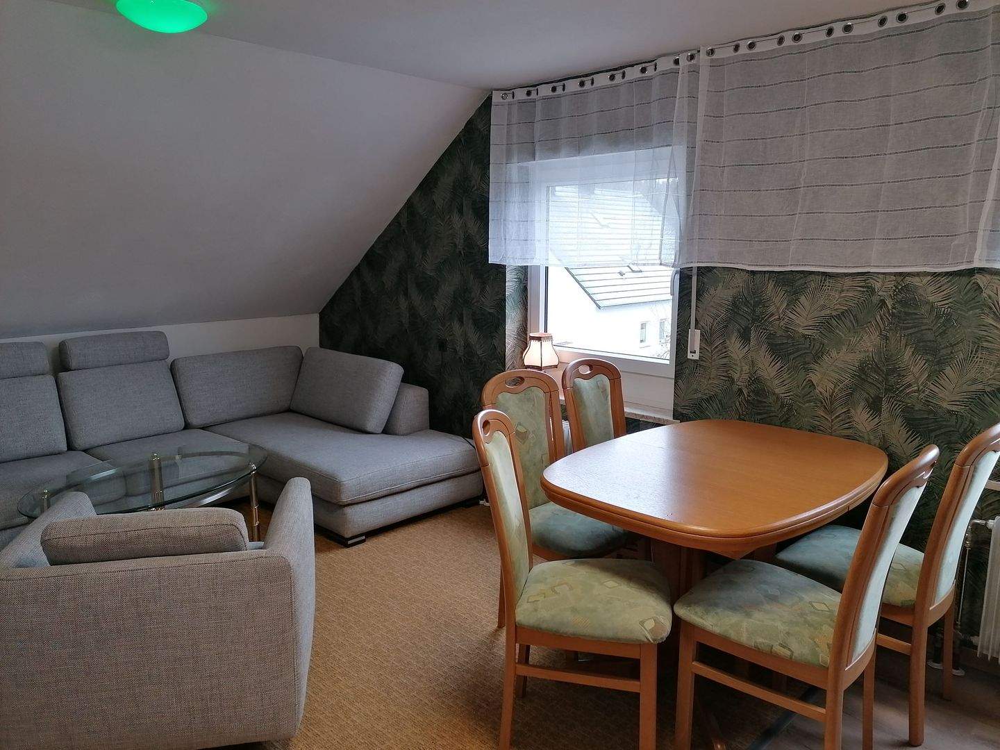 Immobilie in Sulzbach-Rosenberg - Frisch renovierte, sonnige Eigentumswohnung im Dachgeschoss mit Balkon, Gartenanteil und Garage in Sulzbach-Rosenberg! - Bild 1