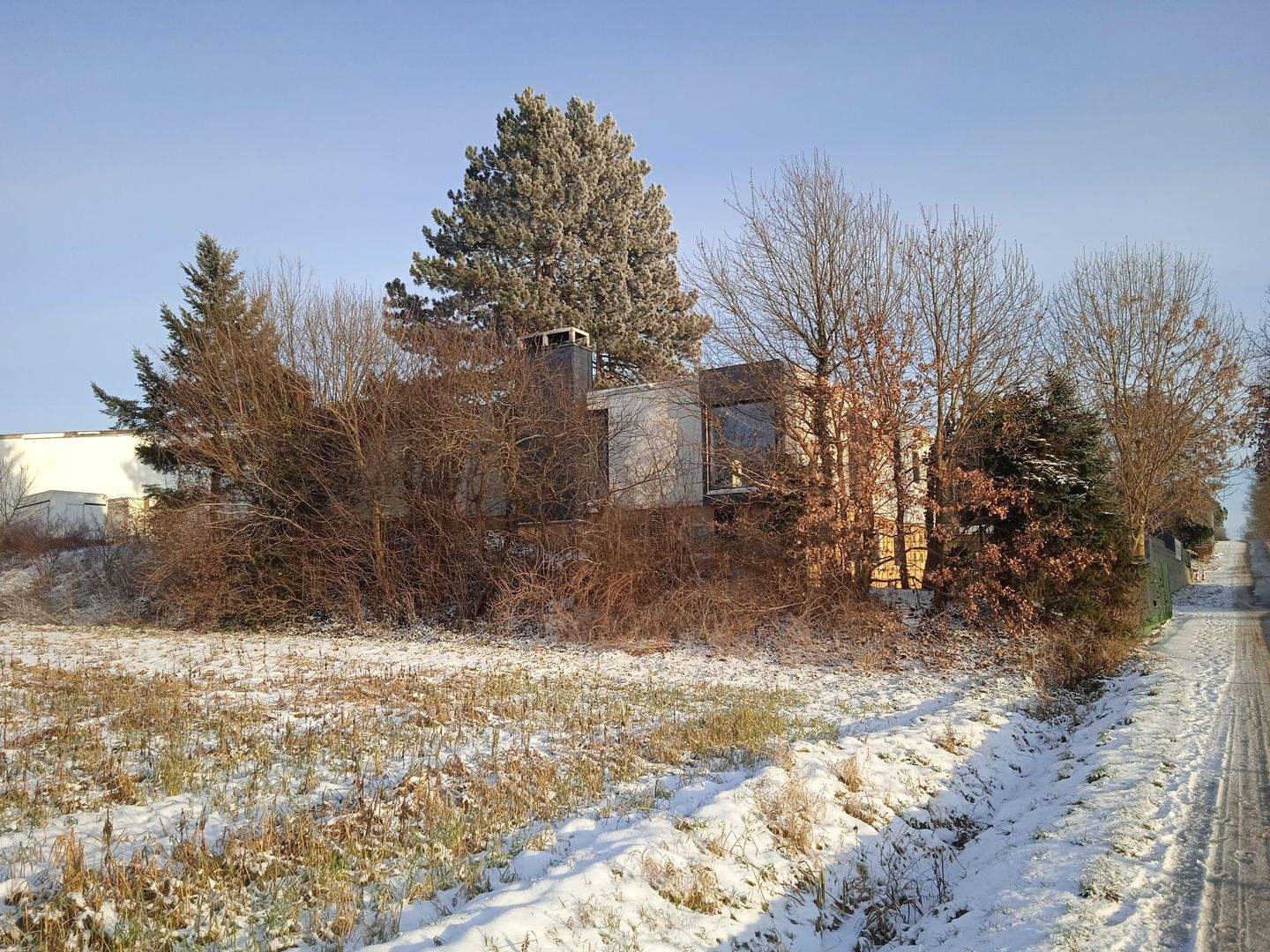 Immobilie in Porta Westfalica - Architektonisches Juwel im Grünen: Großzügiges Atriumhaus mit Innengarten – Ein Traum für Handwerker! - Bild 1