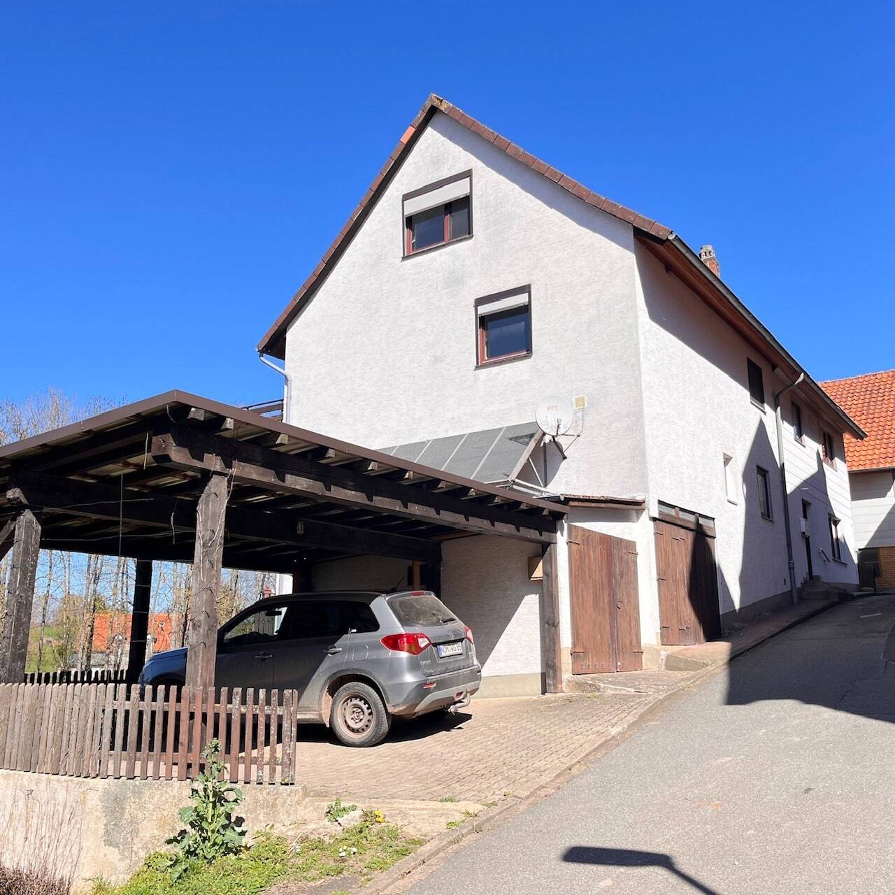 Immobilie in Kalefeld - Großzügiges Ein- bis Zweifamilienhaus in naturnaher Lage mit Doppelcarport! - Bild 1