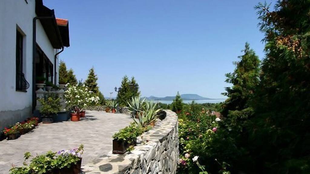 Haus zum Kauf als Kapitalanlage geeignet 10 Zimmer 325 m² 9.620 m² Grundstück Balatongyörök  8313