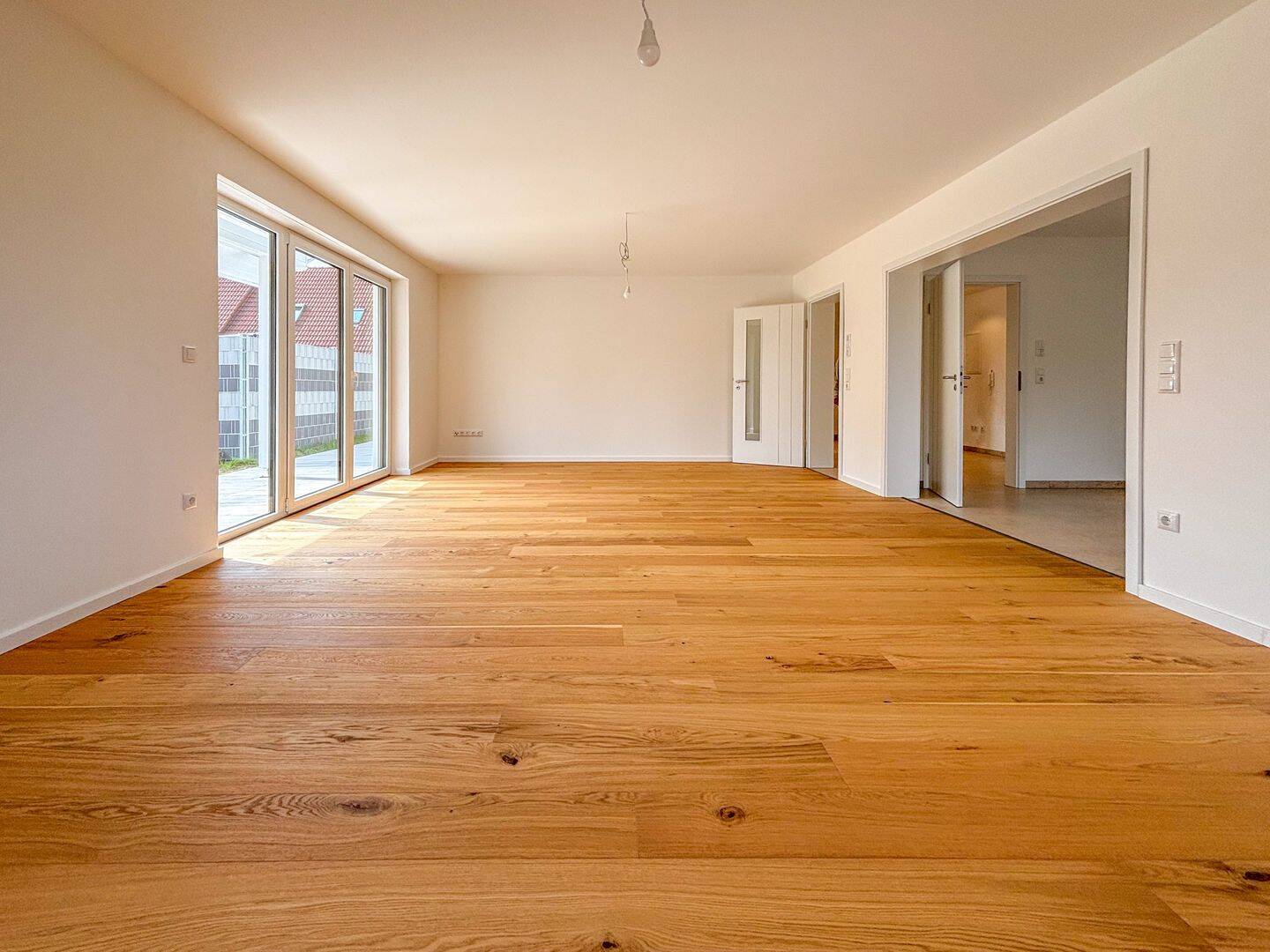 Immobilie in Genderkingen - Großzügiges Zweifamilienhaus mit Garage und Garten in Genderkingen zu verkaufen! - Bild 2