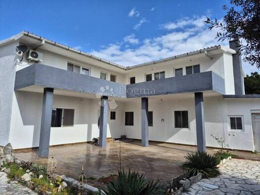 Haus zur Miete 2.000 € 13 Zimmer 400 m² Vir Vir