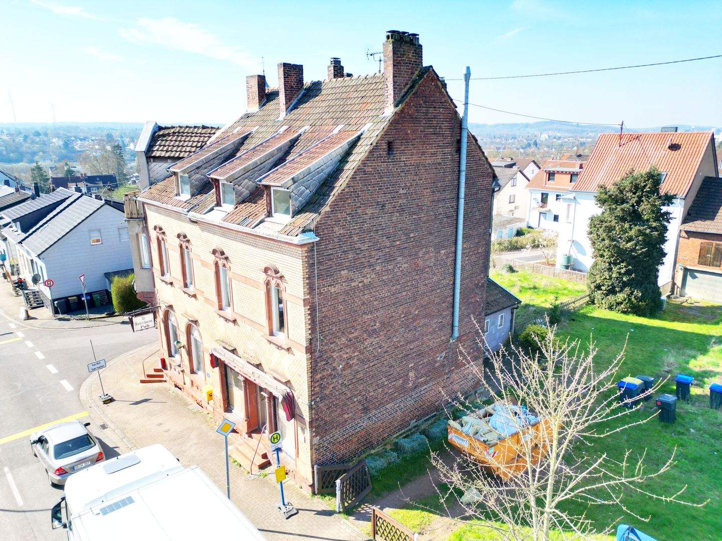 Immobilie in Saarbrücken - Sanierungsbedürftiges Mehrfamilienhaus mit Möglichkeit zu 9 Einheiten  - Bild 1