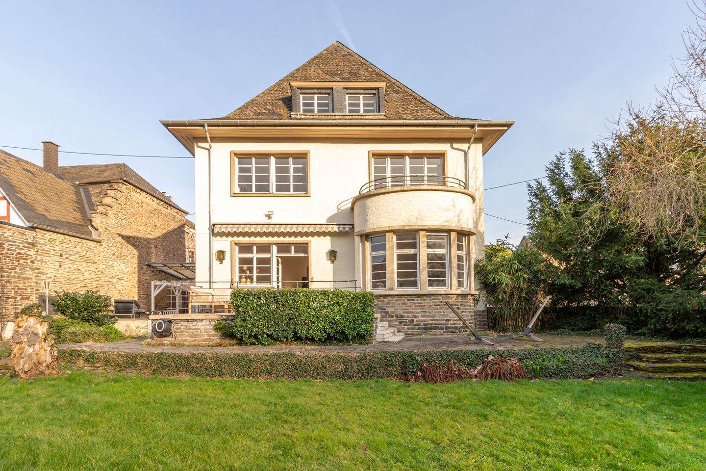 Immobilie in Neumagen-Dhron - Traumhaus mit Moselblick, großzügigem Garten und historischem Charakter - Bild 0