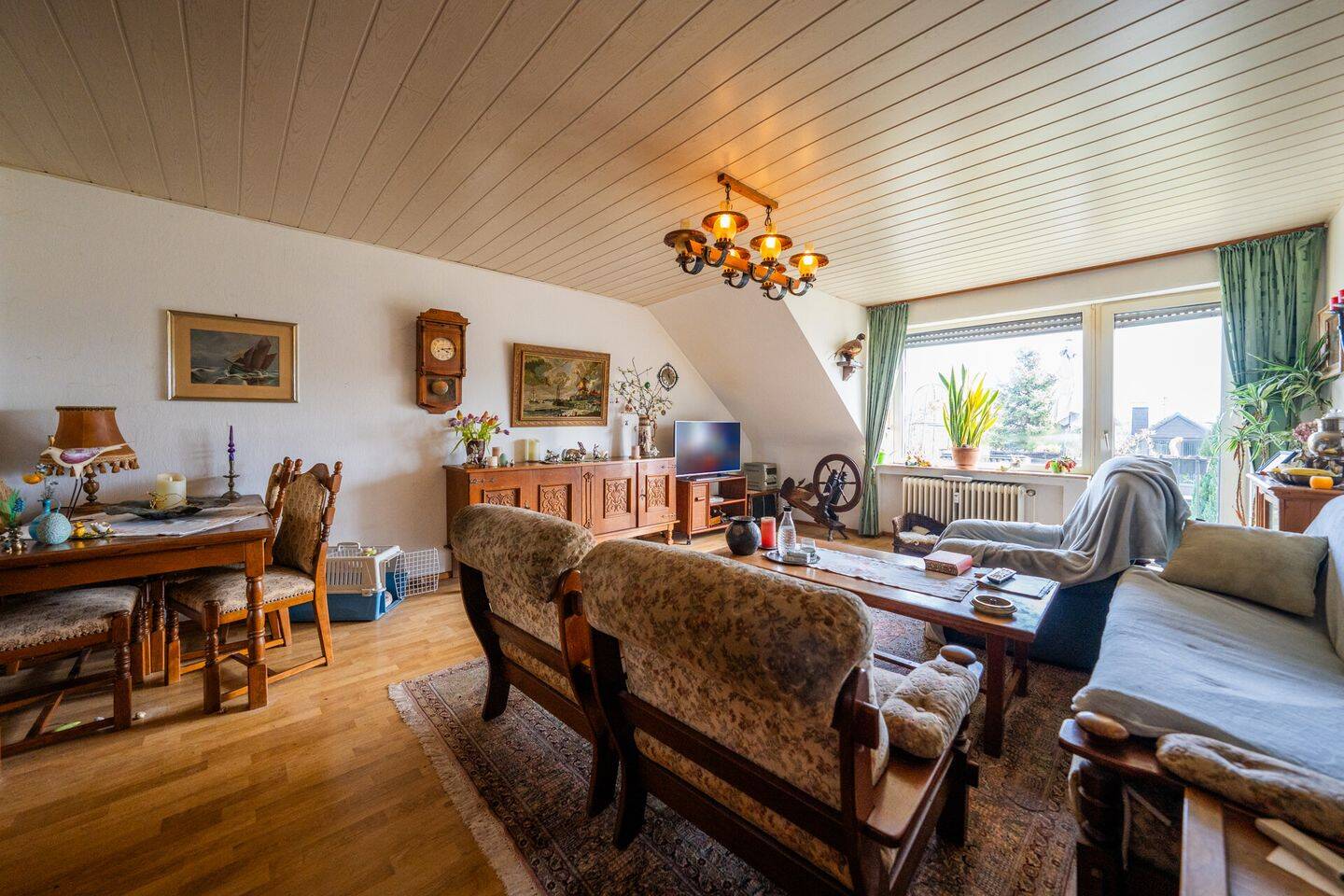 Immobilie in Jüchen - Ruhiges Rendite-Juwel mit Weitblick: Gepflegte 3-Zimmer-DG-Wohnung in charmanter 4-Parteien-Einheit - Bild 1