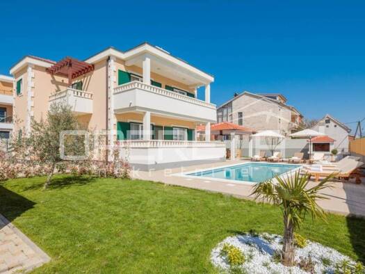 Haus zur Miete 2.000 € 5 Zimmer 140 m² Kaštelanec