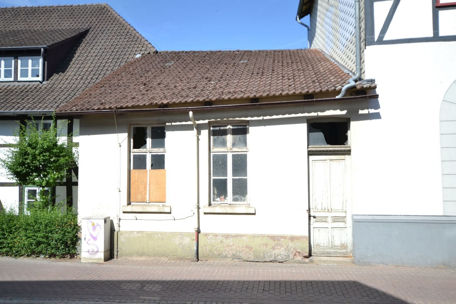 Stadthaus zum Kauf 39.900 € 2 Zimmer 60 m²<br/>Wohnfläche 80 m²<br/>Grundstück Obere Straße 43 Kernstadt Holzminden 37603