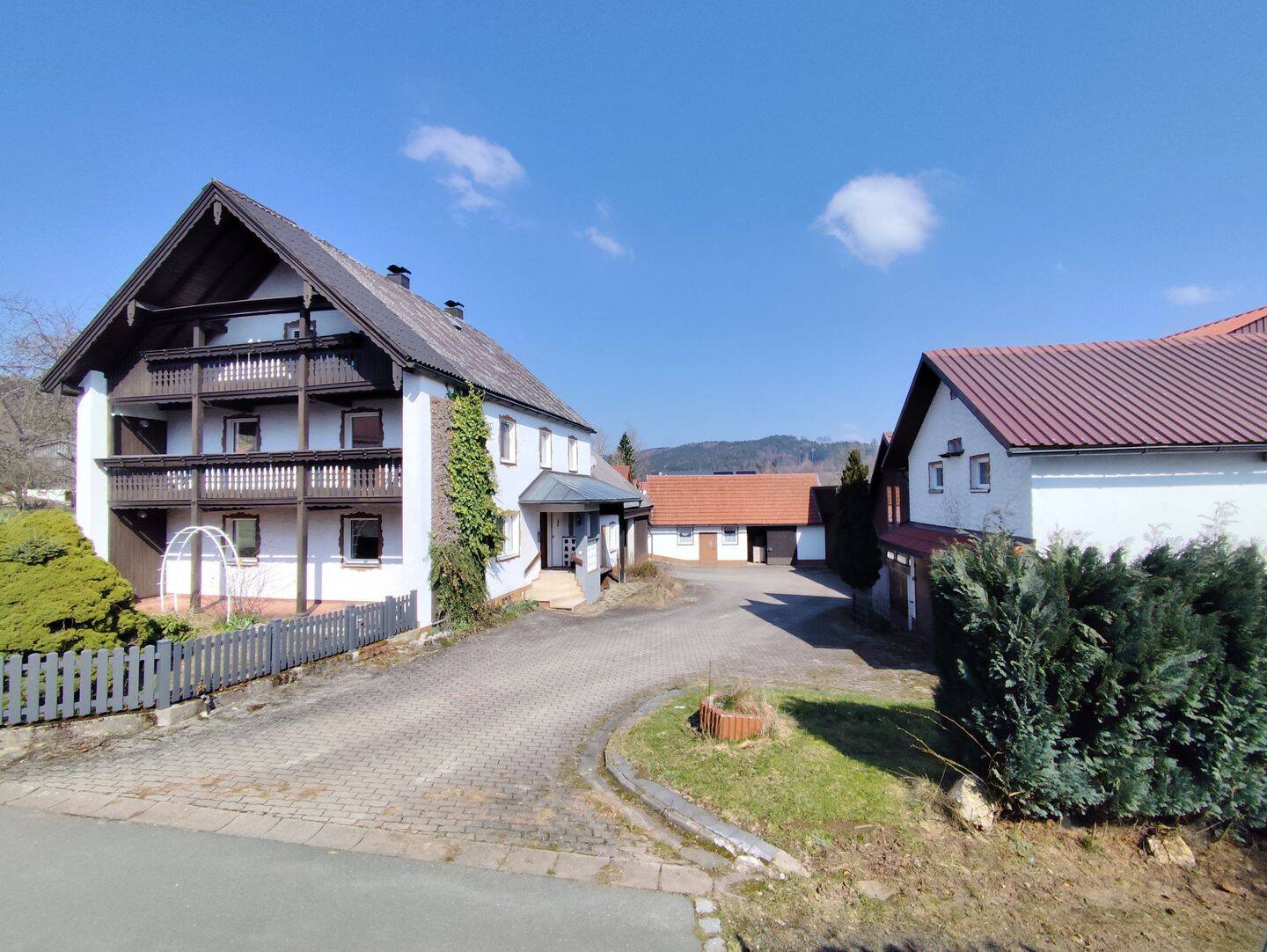 Immobilie in Immenreuth - Landleben Deluxe: Großzügiger Dreiseitenhof mit Werkstätten, Maschinenhalle und Gartenparadies in Immenreuth! - Bild 1