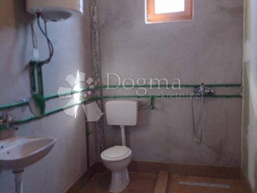 Haus zur Miete 200 € 6 Zimmer 203 m² Gvozd