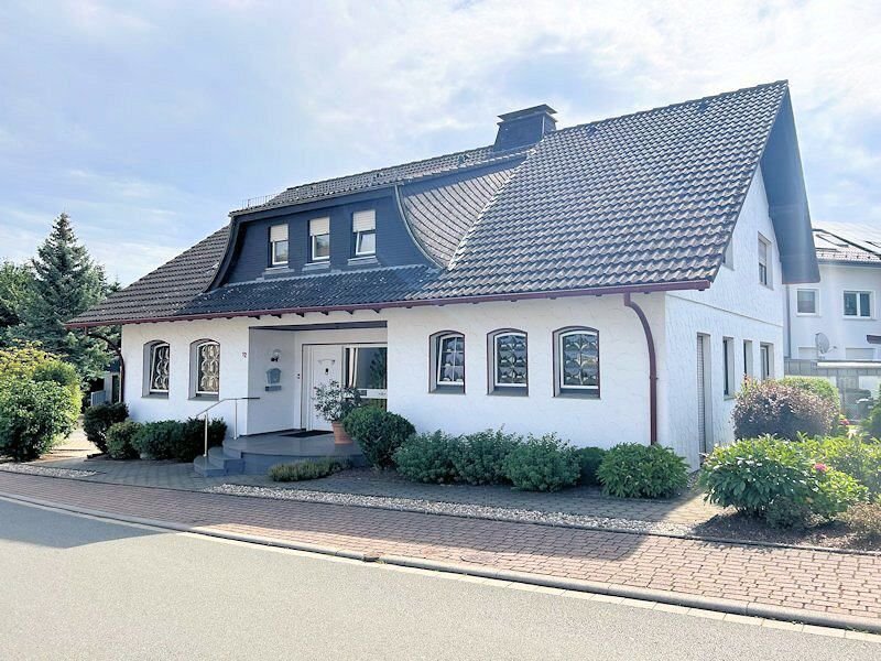 Mehrfamilienhaus zum Kauf 325.000 € 9 Zimmer 214 m²<br/>Wohnfläche 663 m²<br/>Grundstück Belecke Warstein 59581