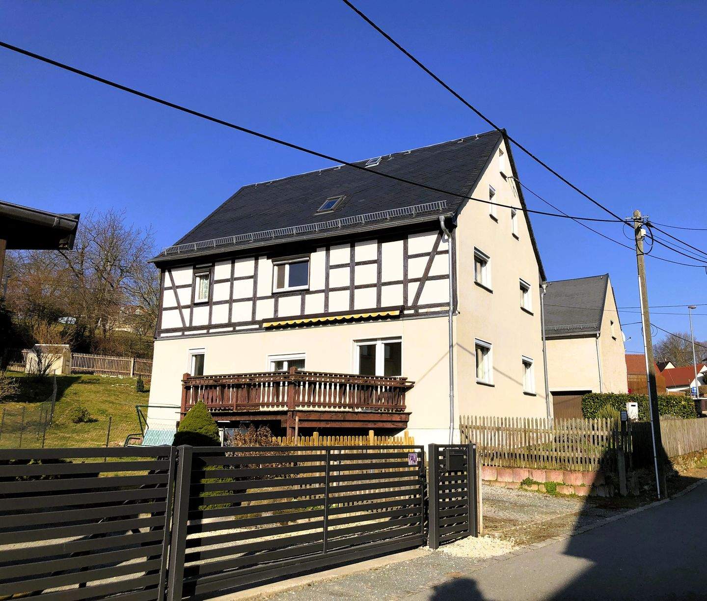 Immobilie in St. Egidien - Ruhig gelegenes Familienhaus mit zwei Wohnungen und großem Garten in St. Egidien. Ideal für Berufspendler auf der Autobahn A 4. - Bild 0