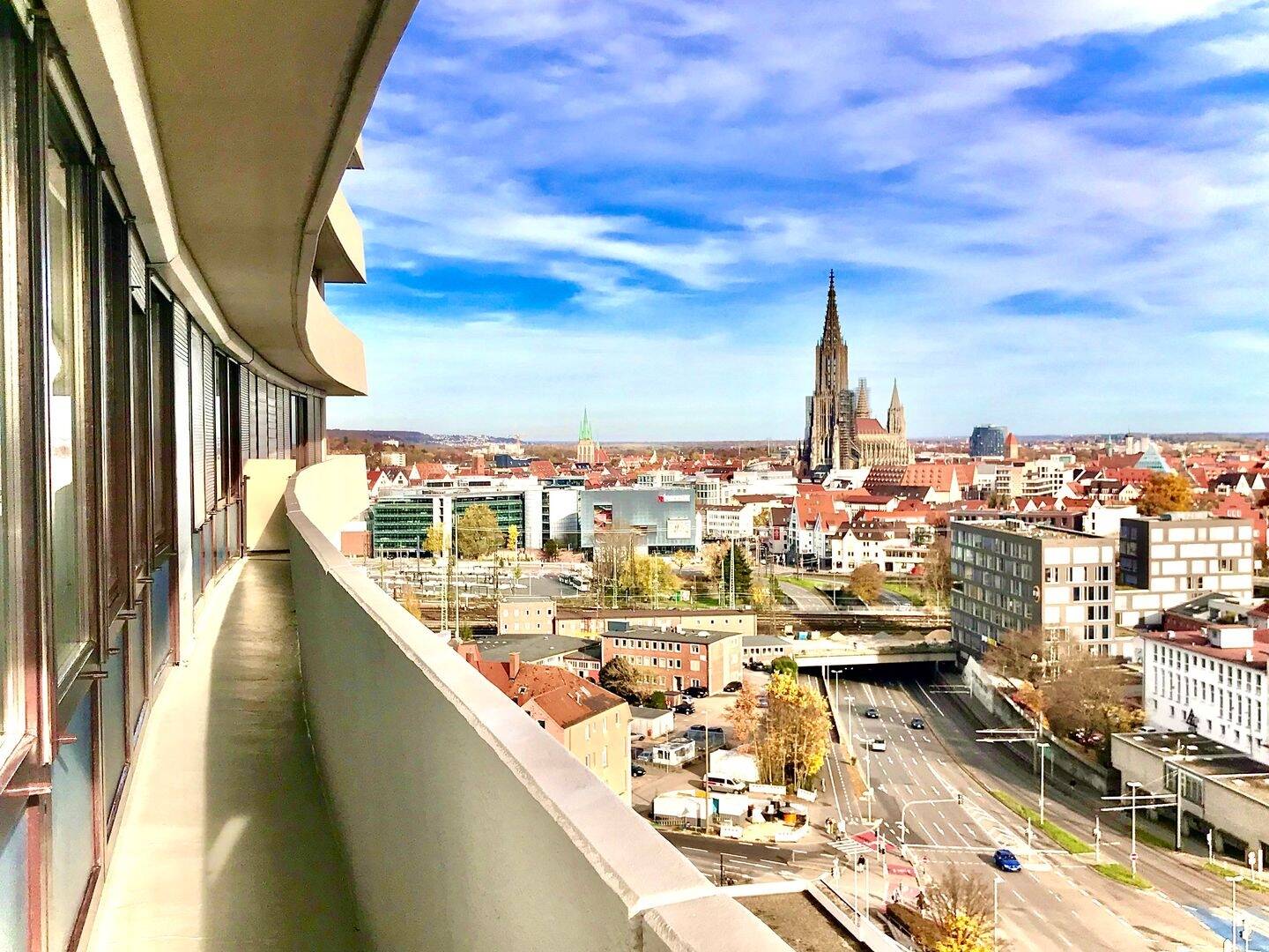 Urbanes Wohnen im 15. Stockwerk des Universum Centers mit sensationellem Fernblick auf das Münster und die Alpenkette