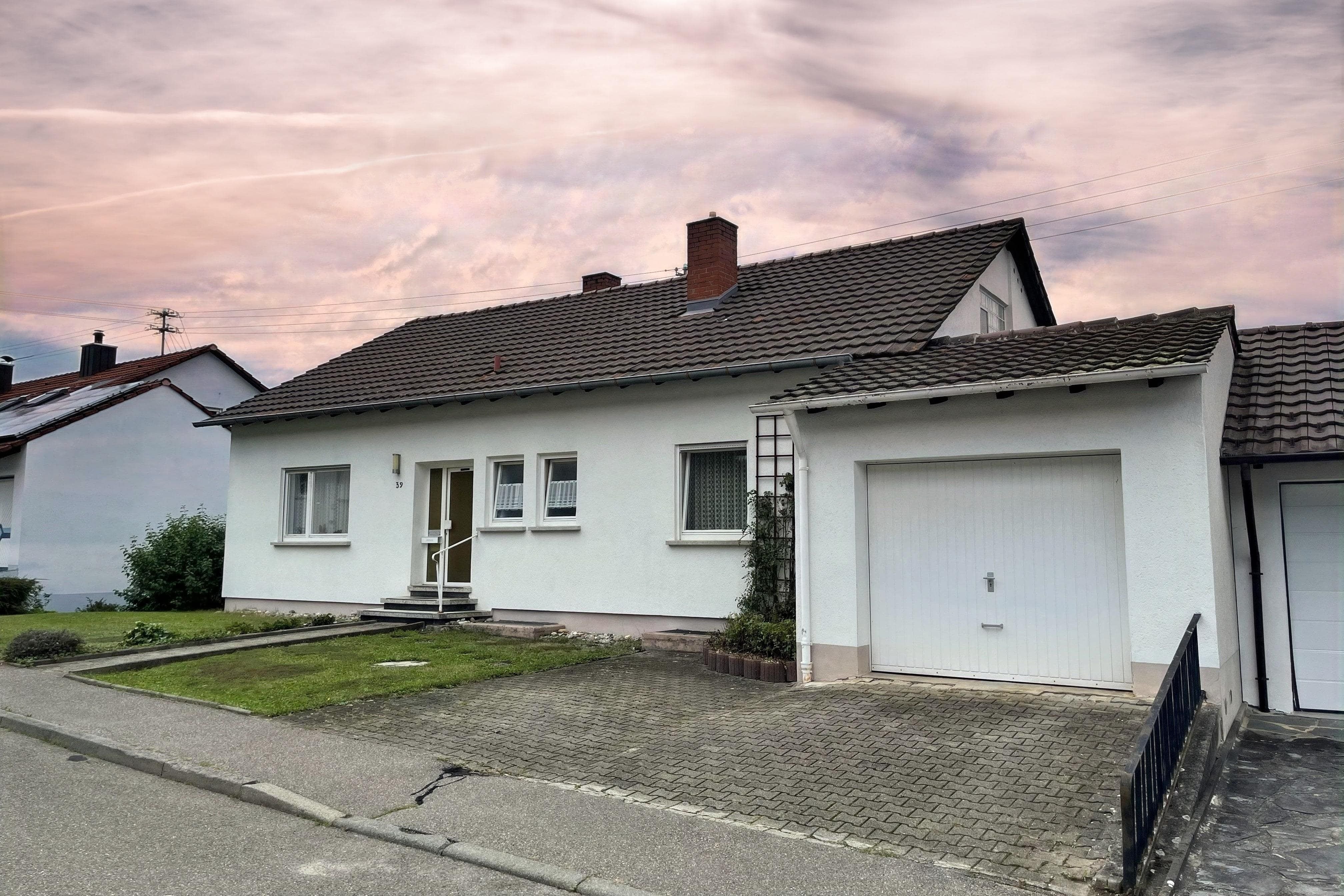 Einfamilienhaus zum Kauf 379.000 € 6 Zimmer 139 m²<br/>Wohnfläche 777 m²<br/>Grundstück Nendingen Tuttlingen 78532