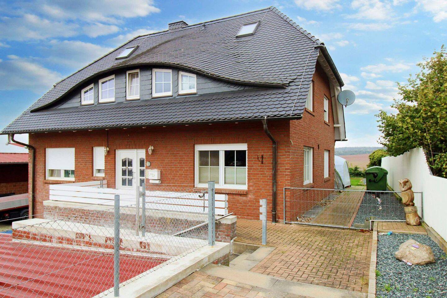 Immobilie in Lutter am Barenberge - Wohnen und Arbeiten: EFH mit Büro, Garagen, Garten und großer Halle. Gesamt: 654m² - Bild 2