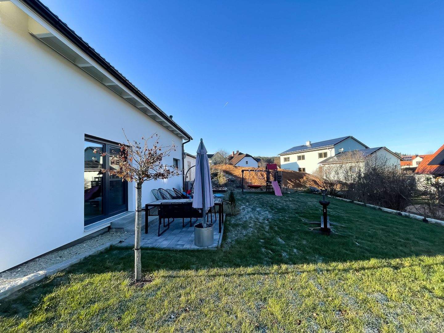 Immobilie in Hirschau - Neuwertiges Energieeffizienzhaus mit PV-Anlage und Wallbox in Holzbauweise! - Bild 2