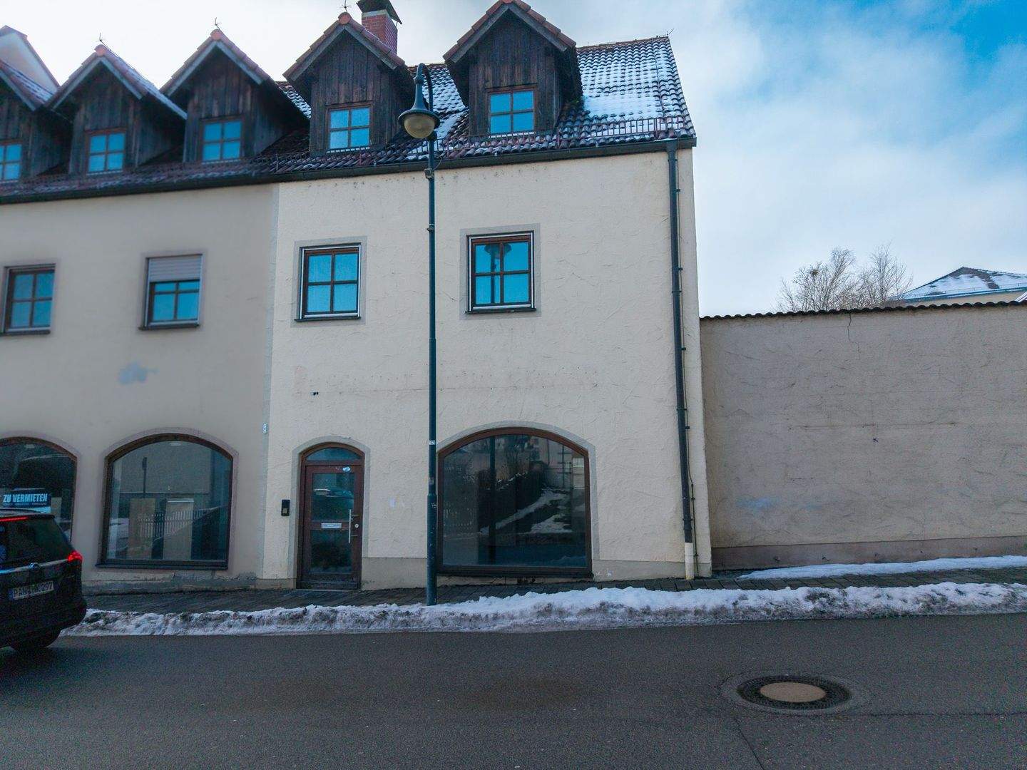 Immobilie in Simbach - Mehrfamilienhaus mit 3 Einheiten | 1x vermietet, 2x genehmigter Umbau | Zentrale Lage - Bild 0