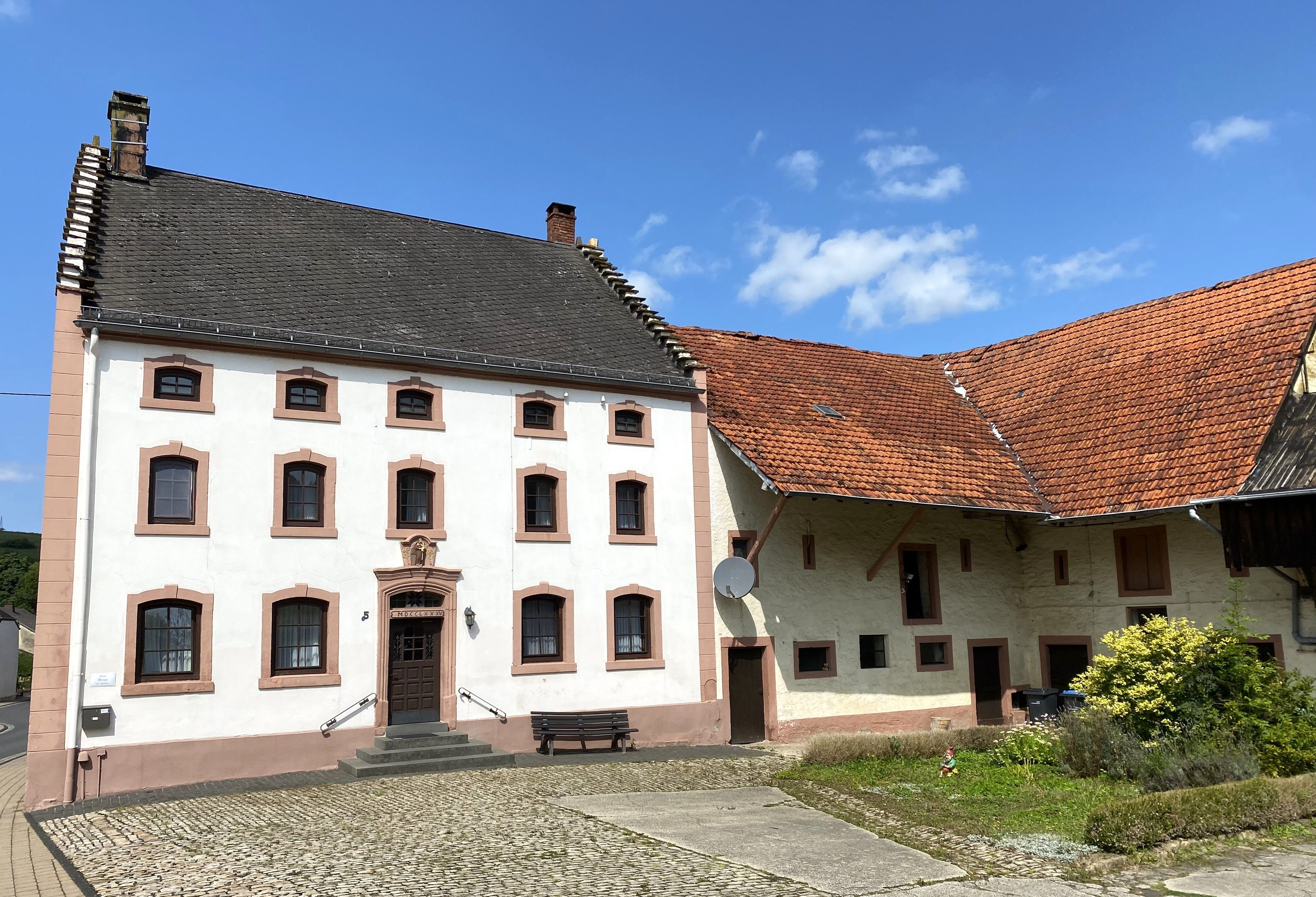 Haus zum Kauf provisionsfrei 348.000 € 8 Zimmer 225 m²<br/>Wohnfläche 700 m²<br/>Grundstück Stahl Bitburg 54634