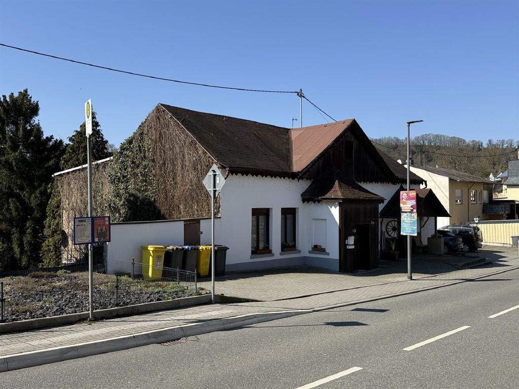 Immobilie in Nassau - Vielfältig nutzbare Immobilie an der Bundesstraße - Gaststätte, ELW, Kegelbahn & Grünland - Bild 1