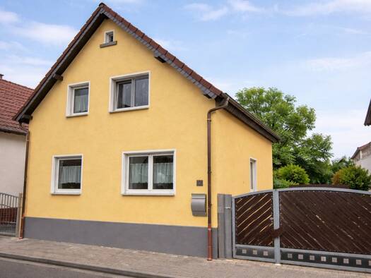 Einfamilienhaus zur Miete 1.900 € 5 Zimmer 110 m² 450 m² Grundstück frei ab 01.04.2026 Griesheim 64347