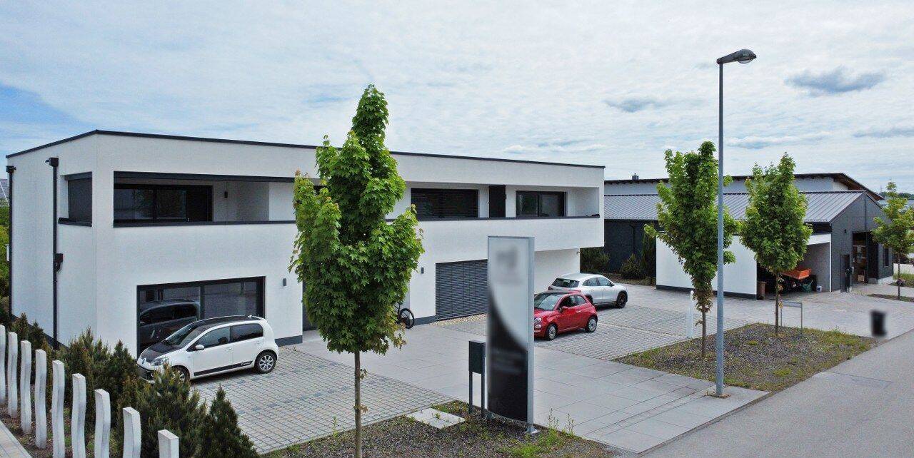 Luxuriöses Geschäftshaus mit zwei Wohnungen und hochwertiger Halle in TOP Lage von Plattling zu verkaufen