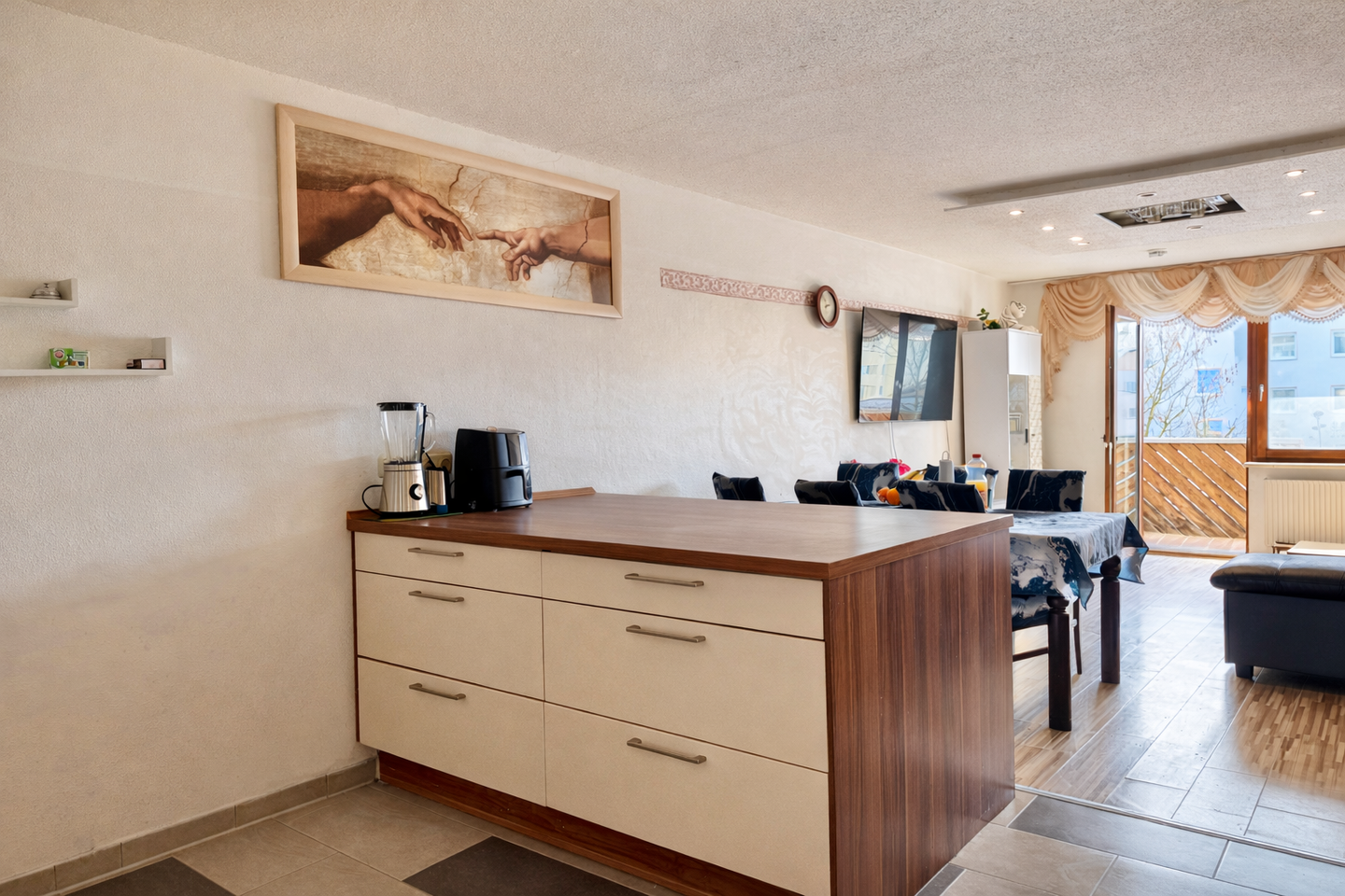 Immobilie in Burgkirchen an der Alz - Renovierungsbedürftige 5 Zimmer Wohnung mit Balkon und viel Potenzial - Bild 2