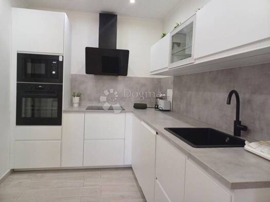 Haus zum Kauf 585.000 € 9 Zimmer 286 m² Dugi Rat Dugi Rat