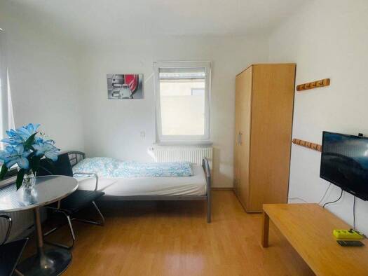 WG-Zimmer zur Miete Wohnen auf Zeit 590 € 13 m² frei ab 30.01.2026 Hermannstrasse 0 Zell Esslingen - Zell 73730