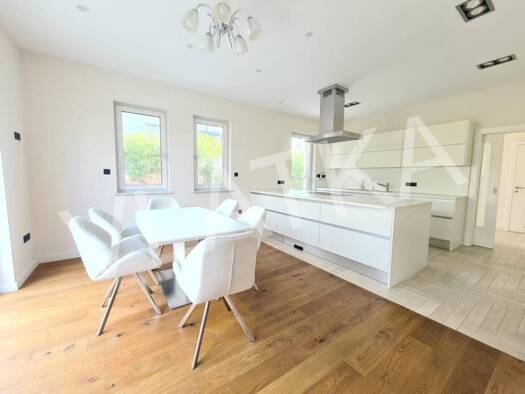 Haus zur Miete 2.990 € 7 Zimmer 340 m² Blato