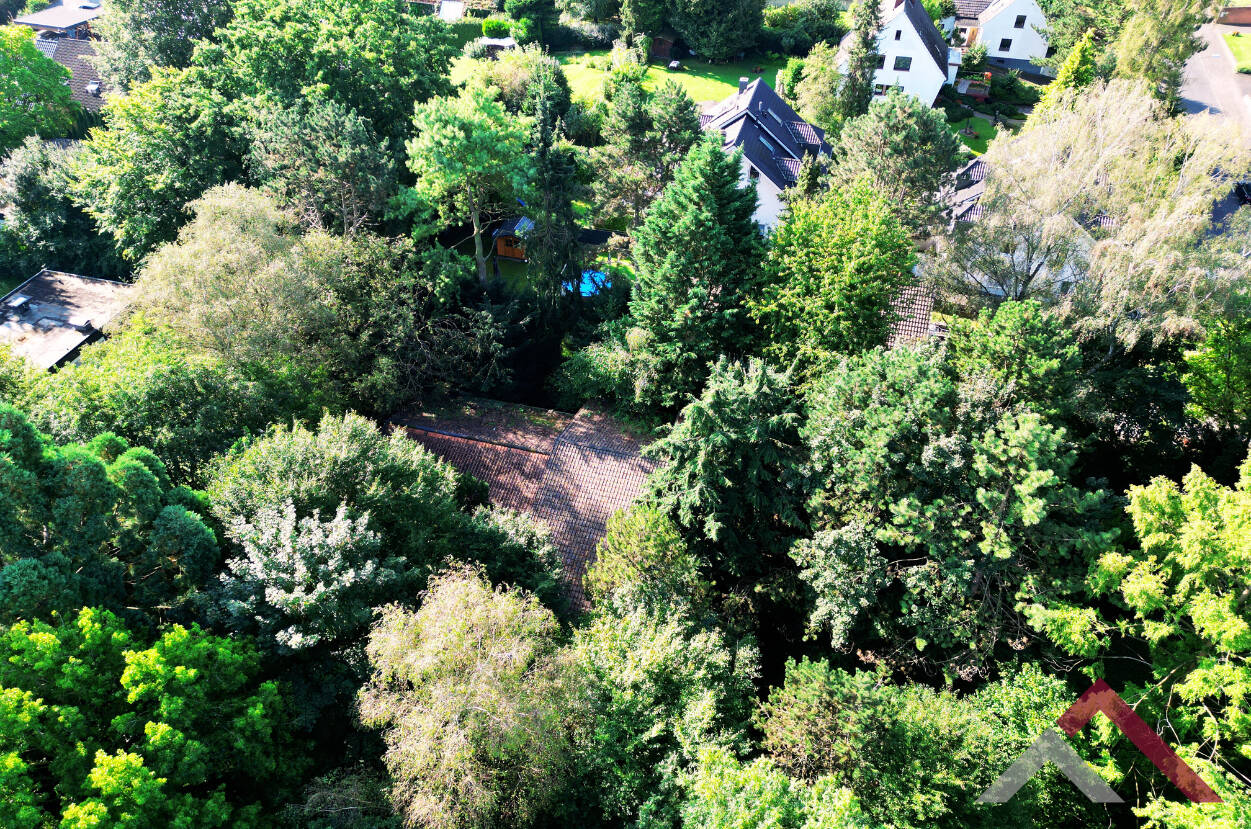 Baugrundstück mit Altbestand, ca. 8.858 m² – Entwicklungspotenzial in bester Lage.