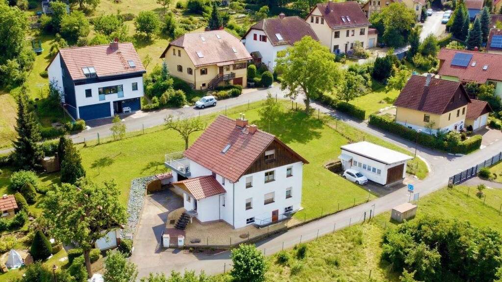 Haus zum Kauf 365.000 € 8 Zimmer 190 m² 1.260 m² Grundstück Hartmannsdorf Bad Köstritz 07586