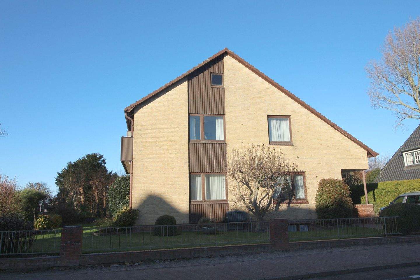 Immobilie in Büsum - Großzügiges Haus mit einer Hauptwohnung und 2 Appartements – vielseitig nutzbar - Bild 1