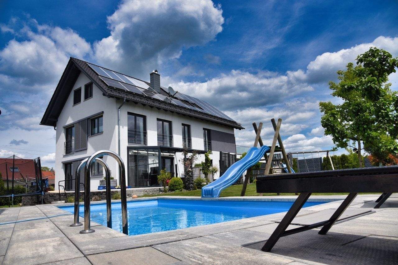 Immobilie in Oberschönegg - Zweifamilienhaus mit Pool, Dachterrasse, unverbaubarem Ausblick im schönen Unterallgäu - Bild 2