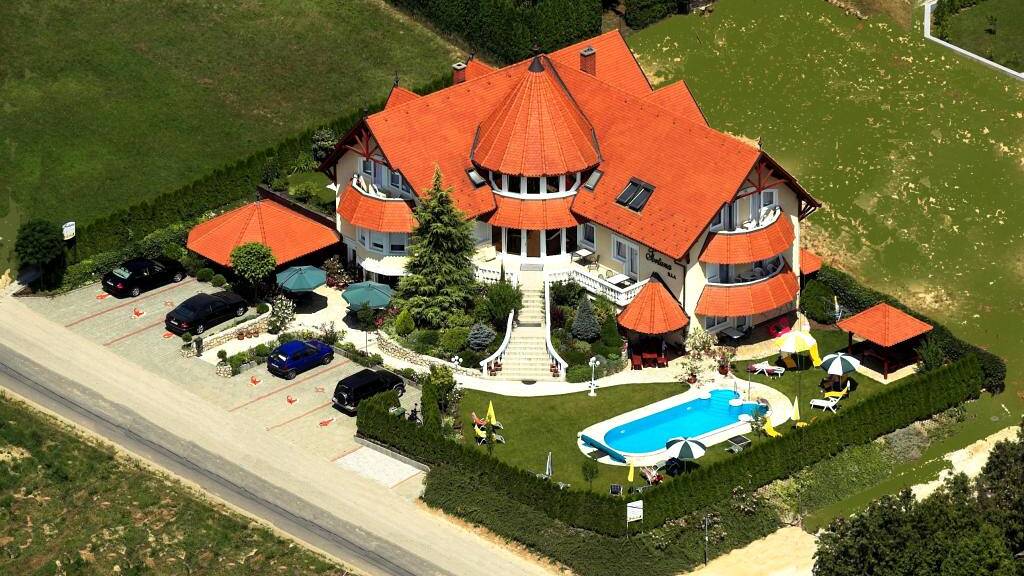 Hotel zum Kauf 1.630.160 € 12 Zimmer 30 Betten 2.066 m² Grundstück Hévíz 8380