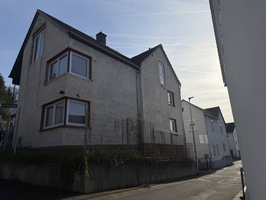 Einfamilienhaus zum Kauf 149.000 € 7 Zimmer 319 m² Grundstück Drommershausen Weilburg 35781