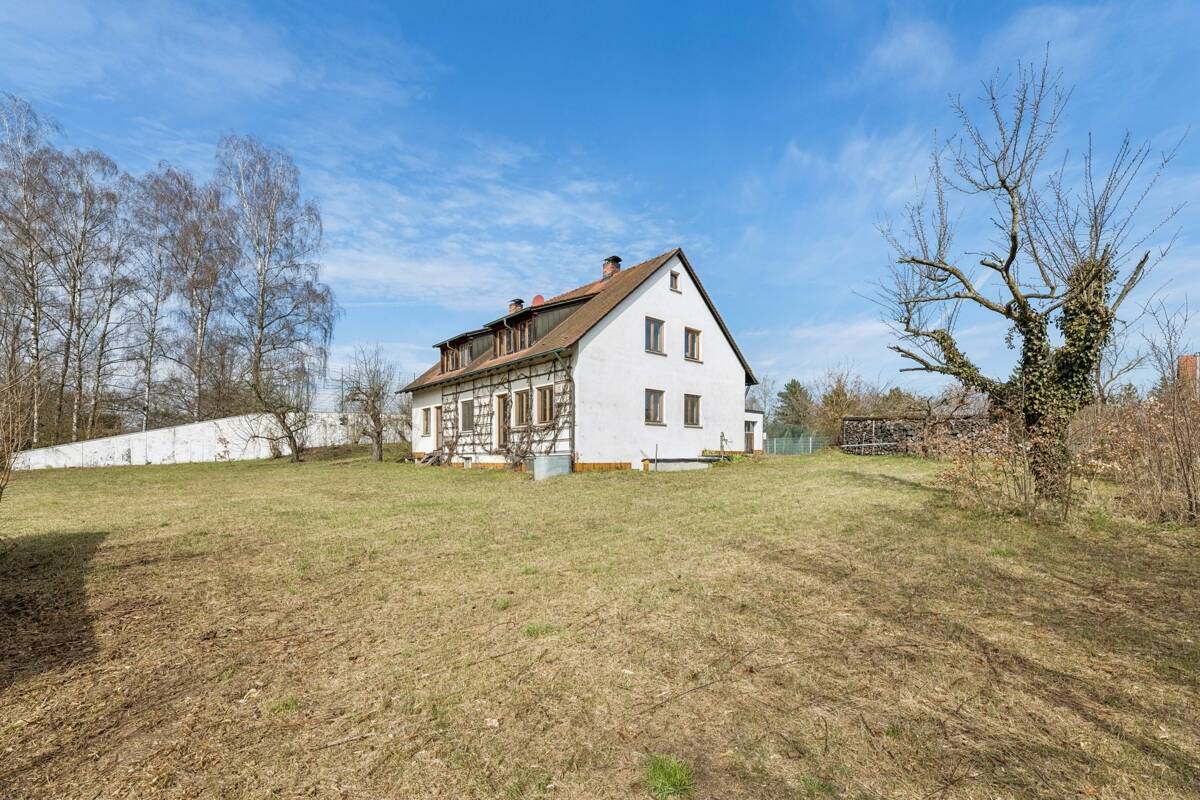 Immobilie in Windsbach - Freistehendes Zweifamilienhaus mit 3 Garagen und großem Garten in Windsbach zur Modernisierung - Bild 2