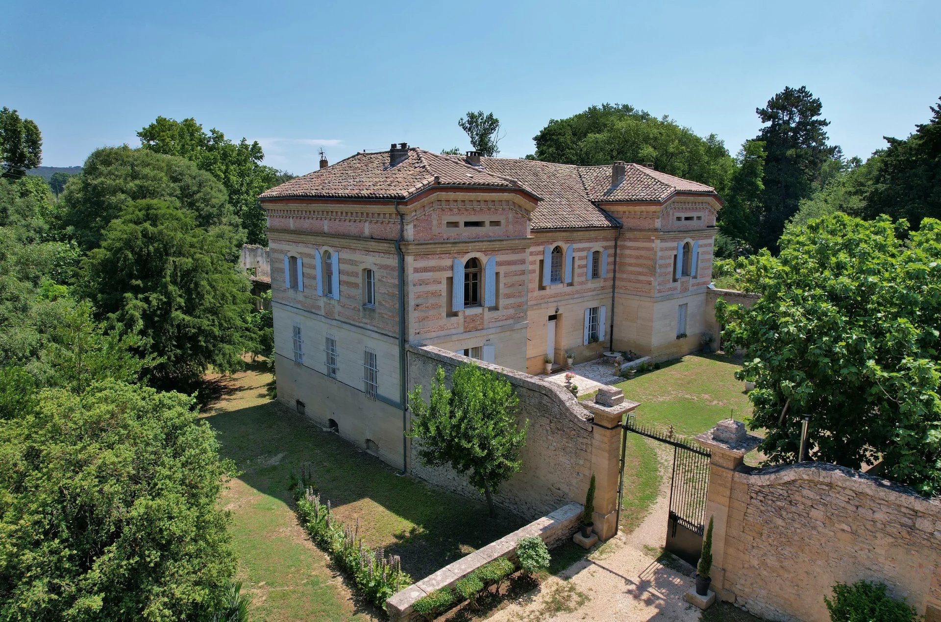 Schloss zum Kauf 1.350.000 € 349 m²<br/>Wohnfläche 5.529 m²<br/>Grundstück Sud UZES 30700