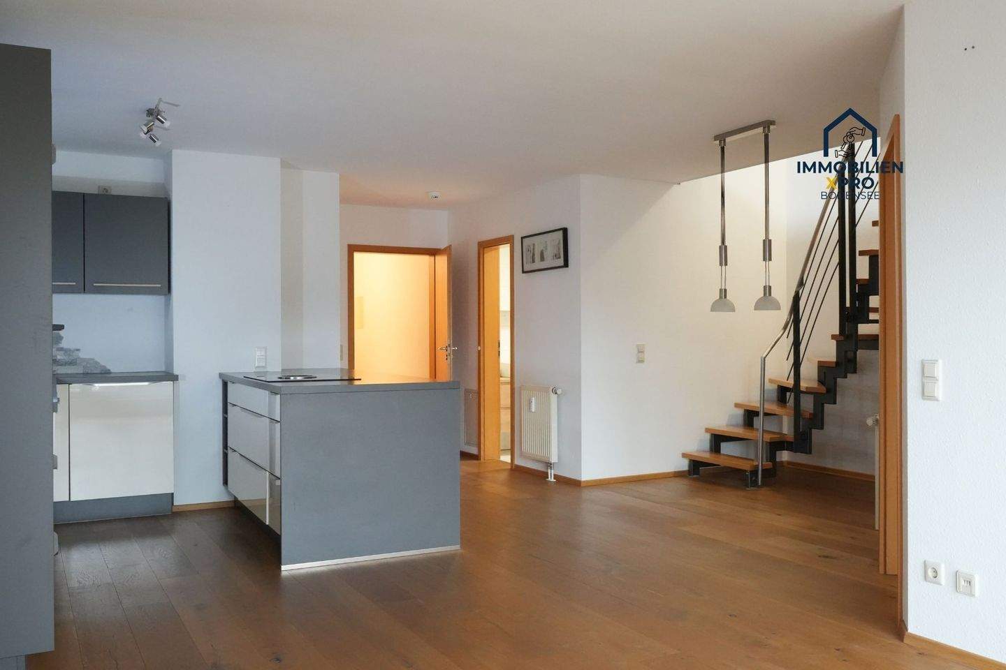 Immobilie in Gailingen am Hochrhein -  3,5-Zimmer-Maisonettewohnung mit Studio, Balkon und Alpenblick – ca. 90 m² Wohnfläche inkl. Tiefgaragenstellplatz - Bild 4