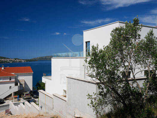 Villa zum Kauf - Erstbezug 6 Zimmer 270 m² 611 m² Grundstück Trogir 21220