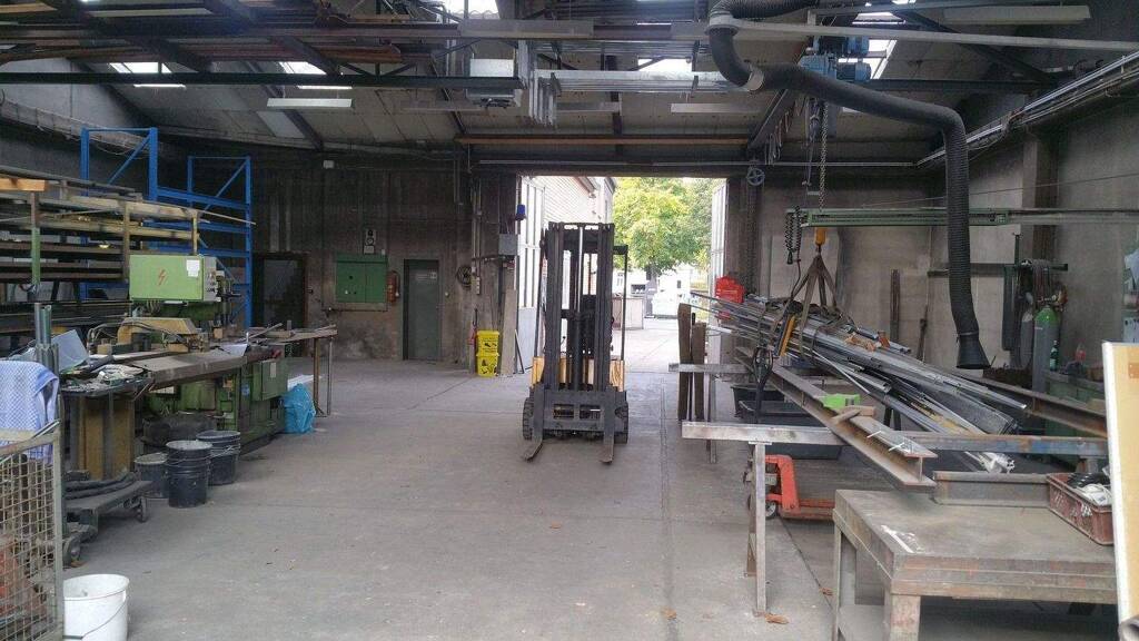 Vielfältig nutzbare frei werdende Gewerbefläche mit Einfamilienhaus und Einliegerwohnung