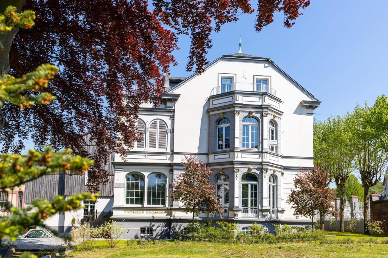 Mehrfamilienhaus zum Kauf 14,5 Zimmer 597,6 m²<br/>Wohnfläche 1.364 m²<br/>Grundstück Jesinghauser Straße Wuppertal 42389