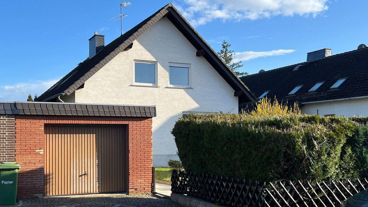 Immobilie in Lohfelden - Großzügiges Ein- bis Zweifamilienhaus mit vielseitigem Energiekonzept - Bild 1