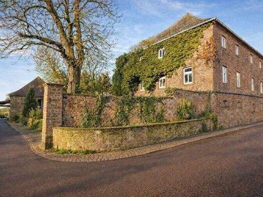 Haus zum Kauf 55.000 € 14 Zimmer 510 m² 851 m² Grundstück frei ab sofort Schloßstraße Emden 39343