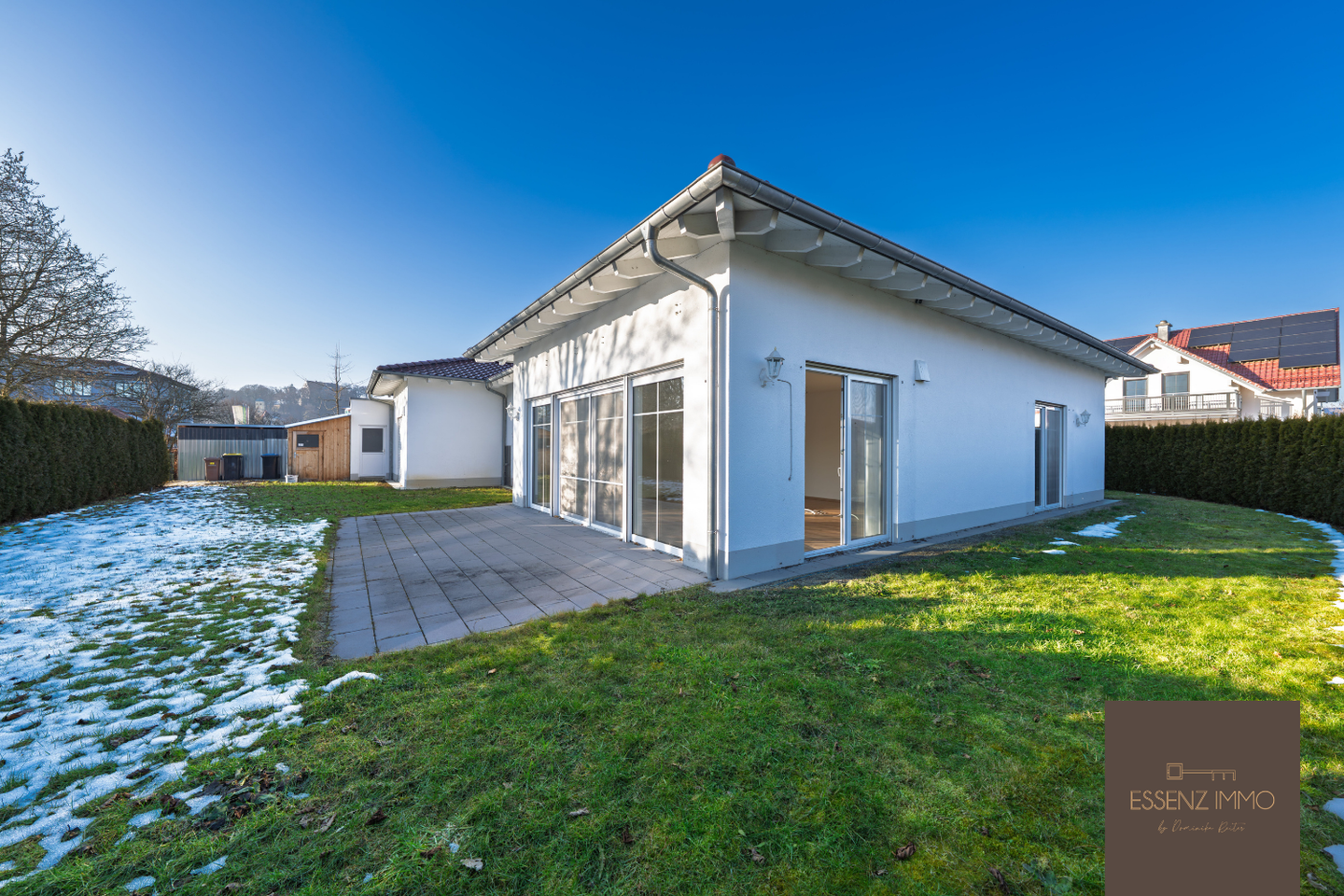 Immobilie in Neuburg an der Kammel - ESSENZ DES FAMILIENLEBENS | Fünf-Zimmer-Bungalow mit Raum, Ruhe und Qualität in Neuburg an der Kammel zu verkaufen - Bild 2