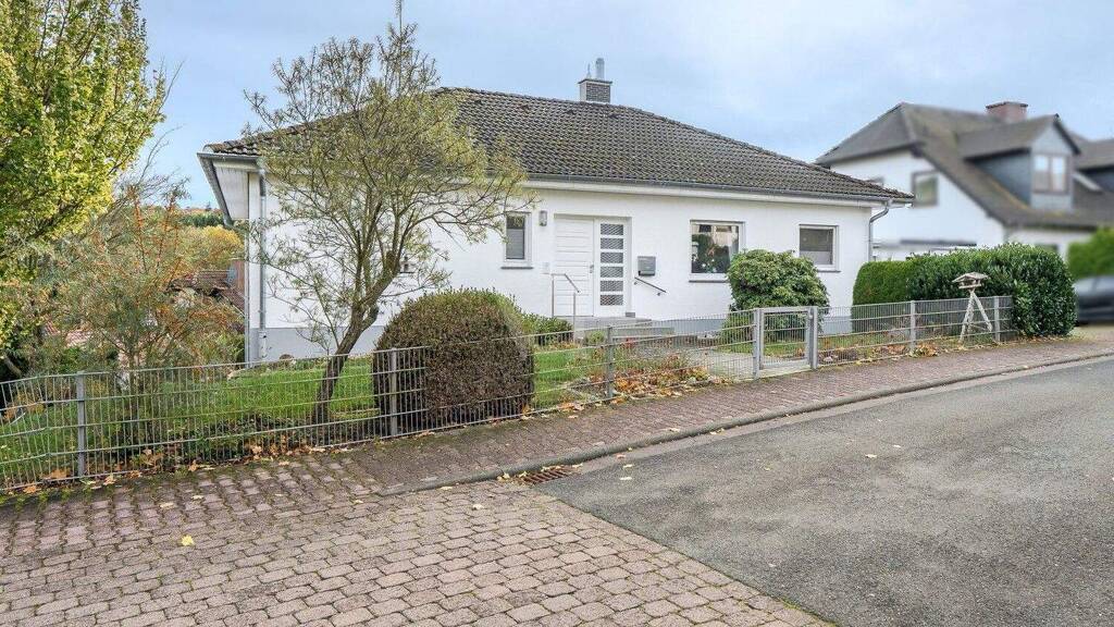 Bungalow zum Kauf 640.000 € 7 Zimmer 209,3 m² 600 m² Grundstück frei ab sofort Usingen 61250
