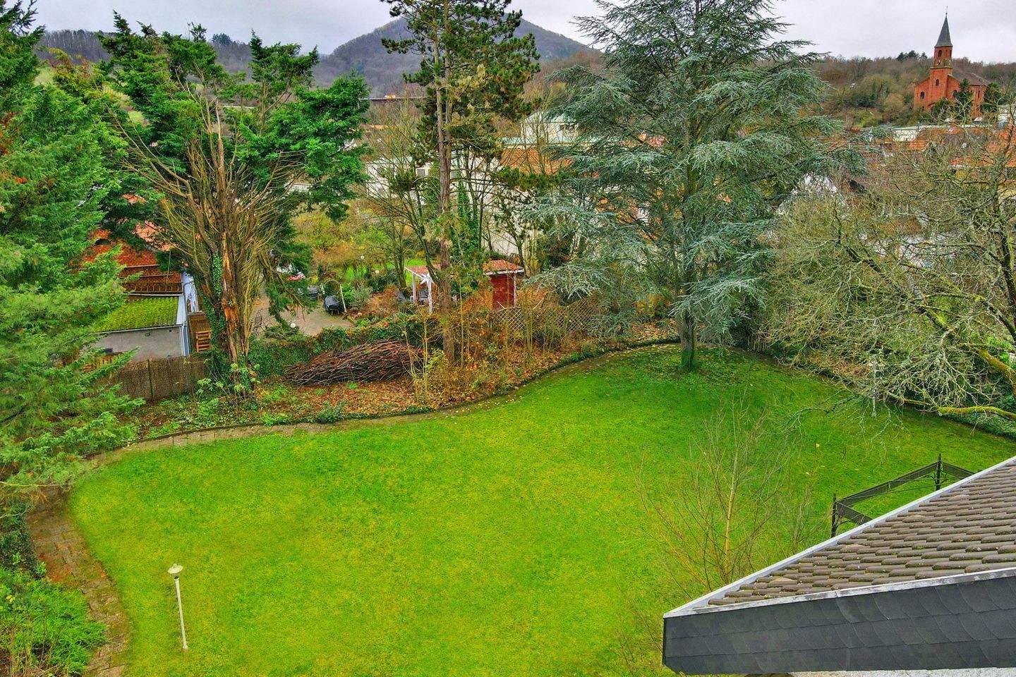 Immobilie in Albersweiler - Mehrgenerationenhaus, großzügiger Garten, ruhige aber verkehrsgünstige Lage, vielfältig nutzbar - Bild 2