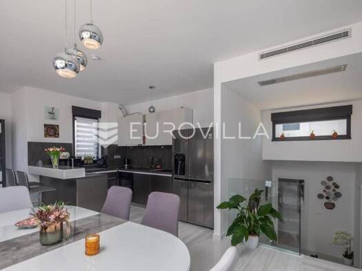 Haus zur Miete 5.000 € 4 Zimmer 325 m² Strozanac Podstrana 21000