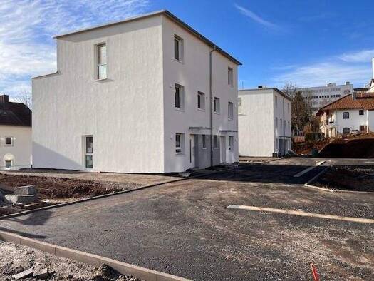 Doppelhaushälfte zum Kauf - Erstbezug provisionsfrei als Kapitalanlage geeignet 459.500 € 5 Zimmer 134 m² 190 m² Grundstück Bahnhofstr. 15-17 Stadtgebiet Sankt Georgen im Schwarzwald 78112