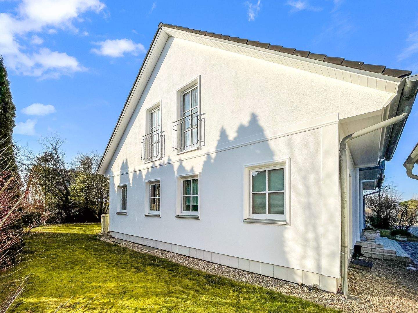 Immobilie in Theres - Freistehendes Einfamilienhaus – hochwertig ausgestattet mit großem Garten, Balkonen und Sauna Attraktive Wohnlage in Horhausen 97539 Theres  - Bild 2