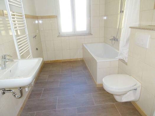 Wohnung zur Miete 515 € 3 Zimmer 90 m² frei ab sofort Leubnitz Werdau 08412