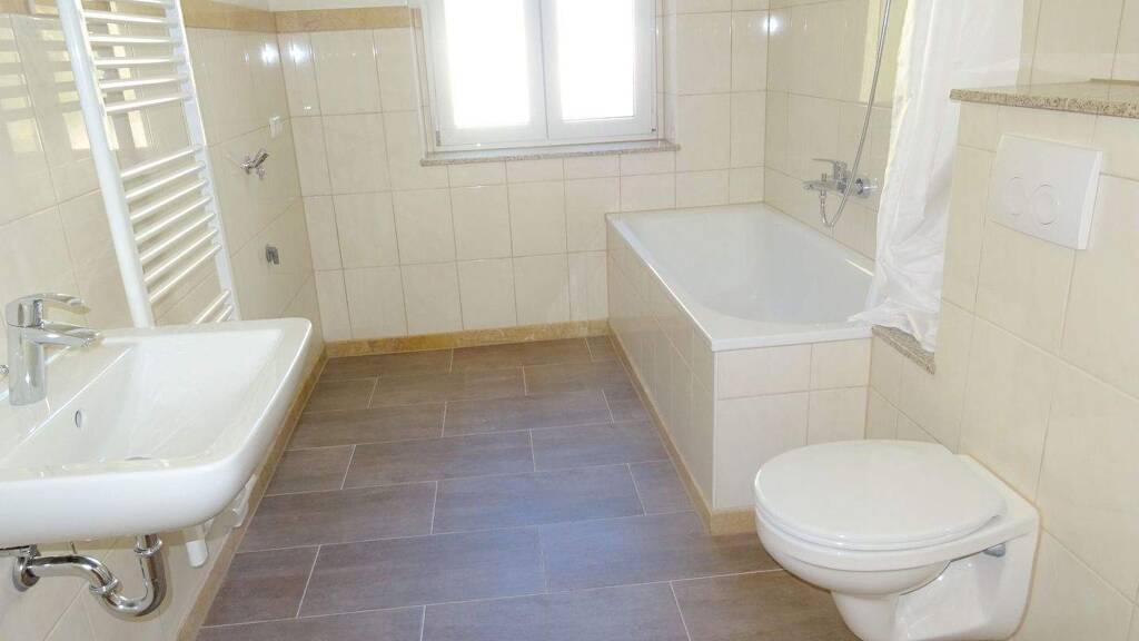 Wohnung zur Miete 515 € 3 Zimmer 90 m² frei ab sofort Leubnitz Werdau 08412